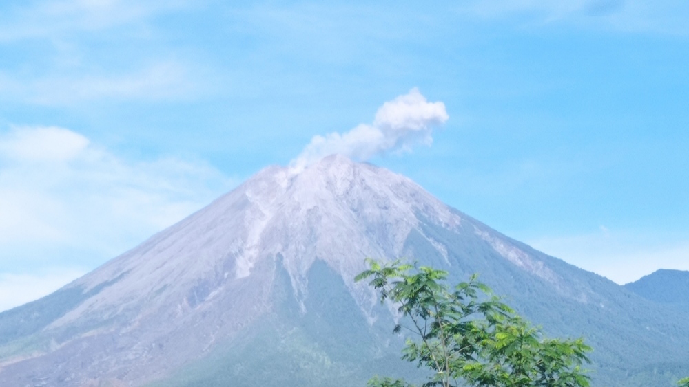 Gunung Semeru Erupsi Lagi Pagi Ini Tinggi Abu Capai Meter