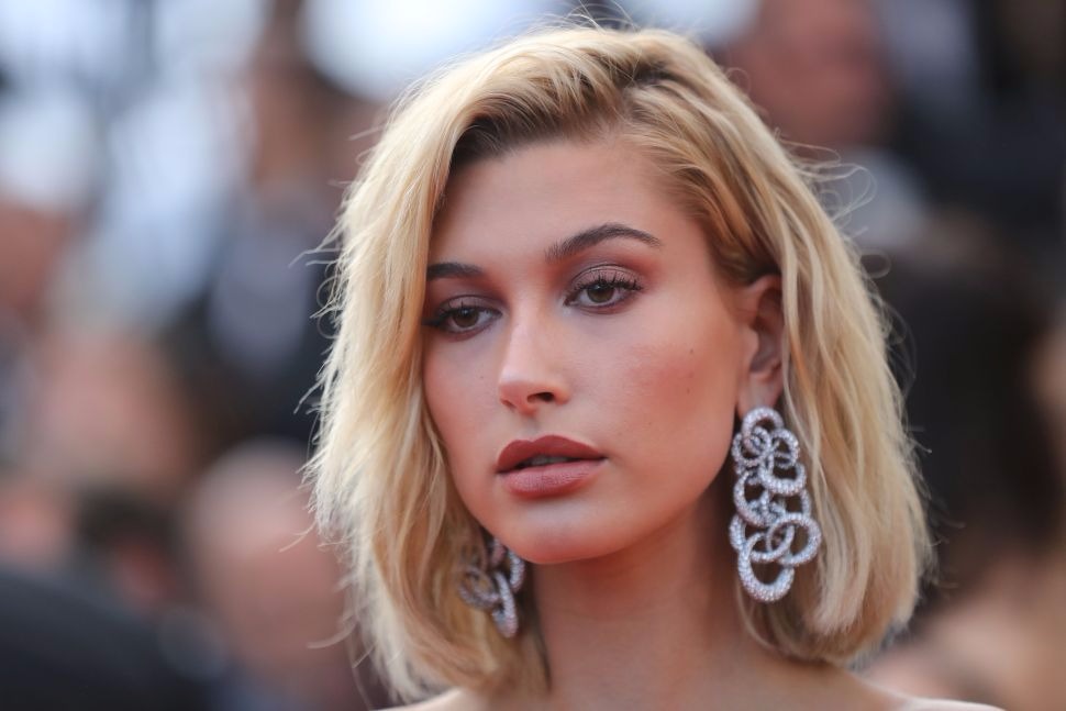 Sempat Dirawat Akibat Gejala Mirip Stroke, Begini Kondisi Hailey Bieber