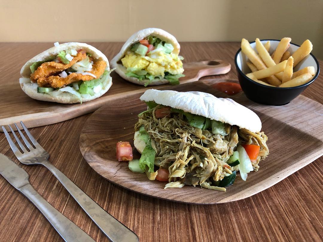 Beda! Di Bali Ada Menu Burger dengan Isian Ayam Betutu