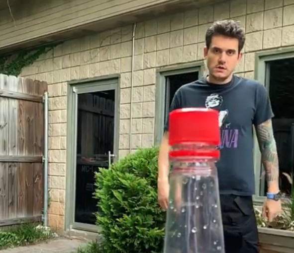 John Mayer Jajal 'Bottle Cap Challenge', Berhasil Nggak Ya?