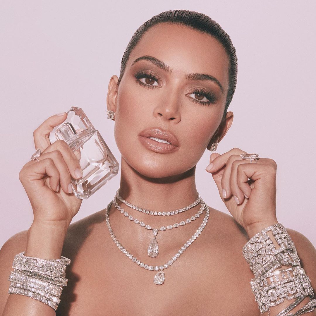 Ternyata Ini Alasan Kim Kardashian Pakai Perhiasan Palsu