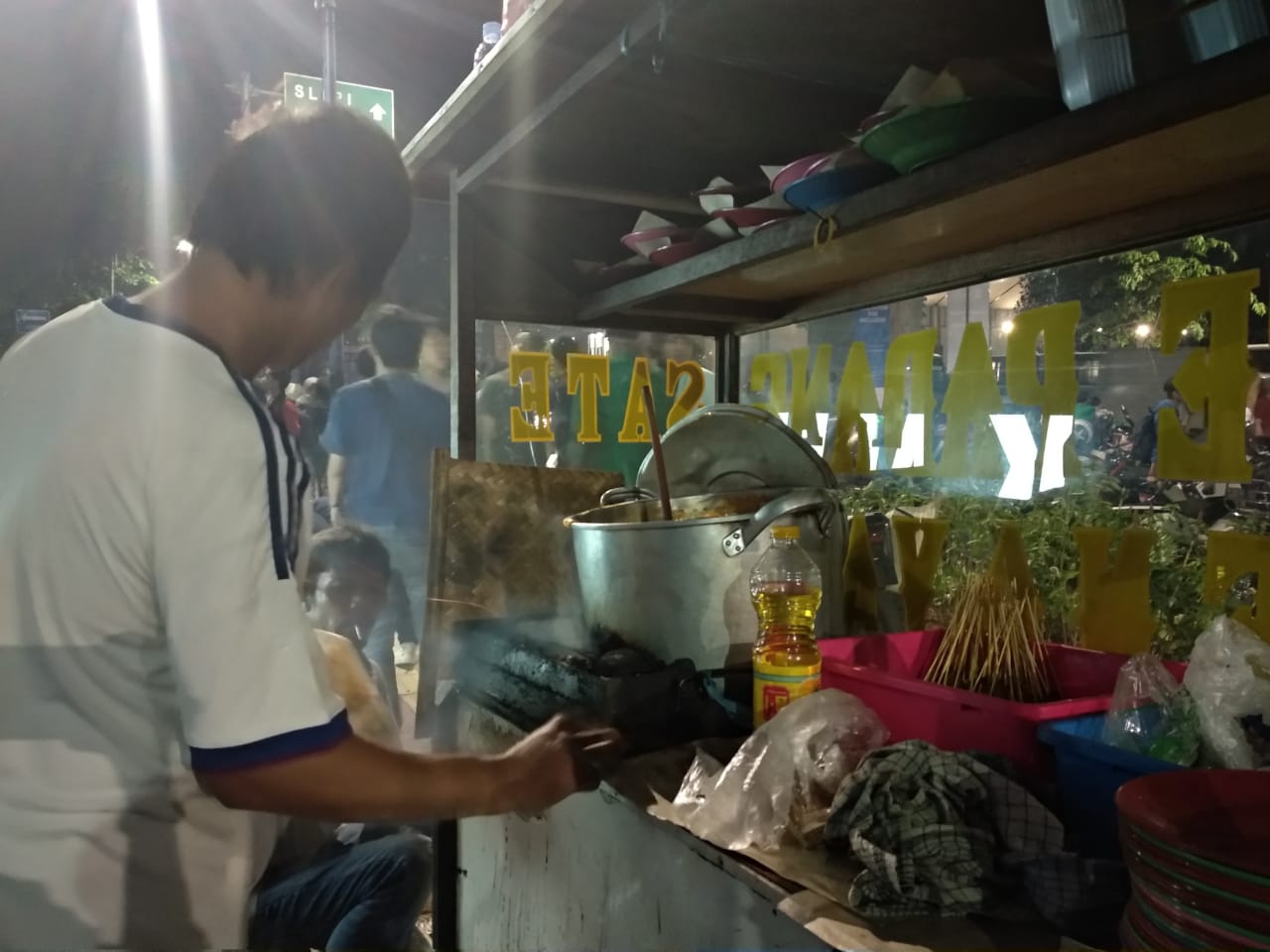 Tak Peduli Gas Air Mata, Penjual Sate Taichan Santai Jualan di Tengah Demo