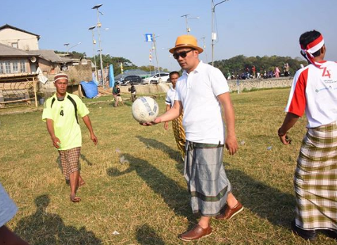 Kocak, Kang Emil Ikut Lomba Sepak Bola Sarung di Purwakarta