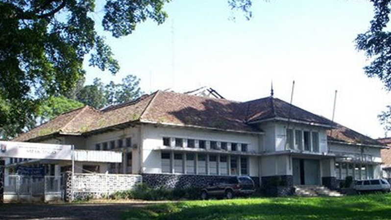 BJ Habibie Ternyata Pernah Sekolah di SMAK Bandung
