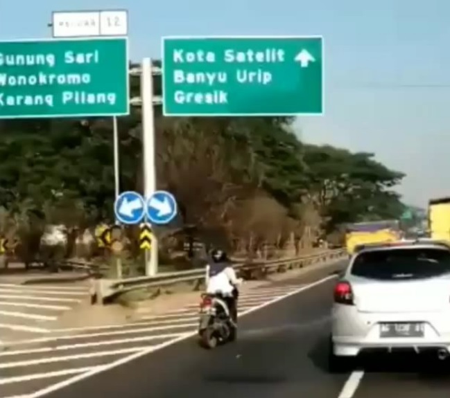 Bak Pembalap, Seorang Perempuan Pakai Motor Matic di Jalan Tol Surabaya Jadi Trending