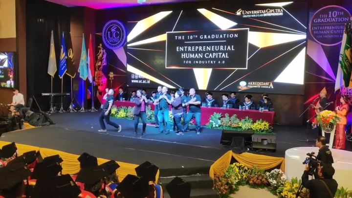 Kocak! Aksi Prank Dosen Joget Lagu Tiktok di Depan Pejabat Kampus Saat Wisuda