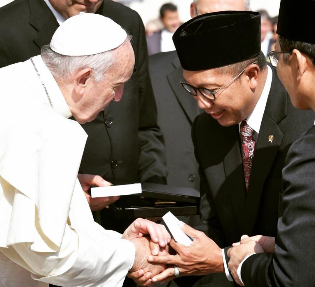 Saat Bersalaman, Menteri Agama Beri Pesan kepada Paus Fransiskus
