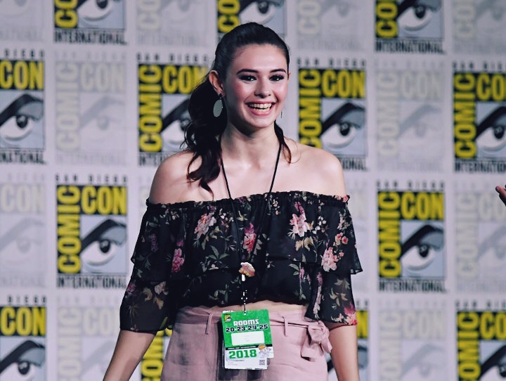 Nicole Maines, Transgender Pertama yang Perankan Karakter Superhero