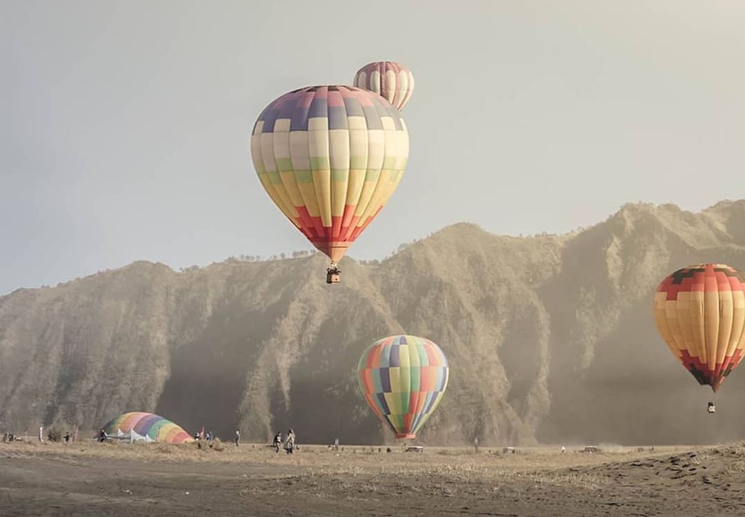 Nggak Perlu ke Luar Negeri, Kamu Bisa Coba Hot Air Baloon di Gunung Bromo