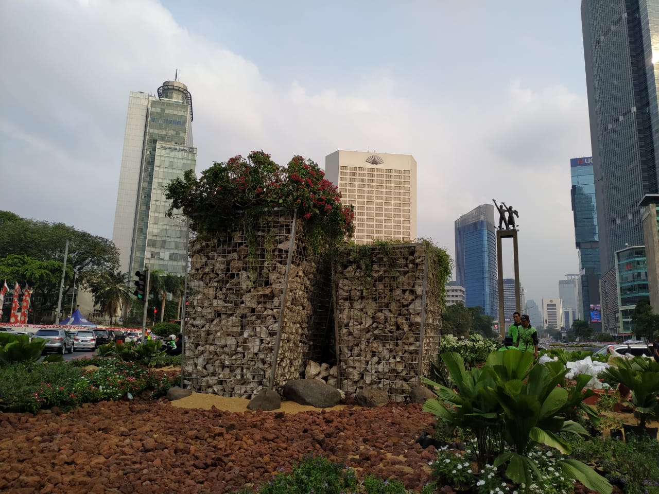 Setelah Bambu Getah Getih, Instalasi Batu Gabion Kini Hiasi Bundaran HI