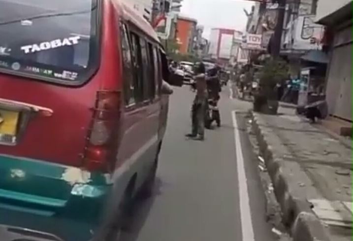 Wah, Seorang Penderita ODGJ Bantu Ambulans yang Kena Macet di Bandung