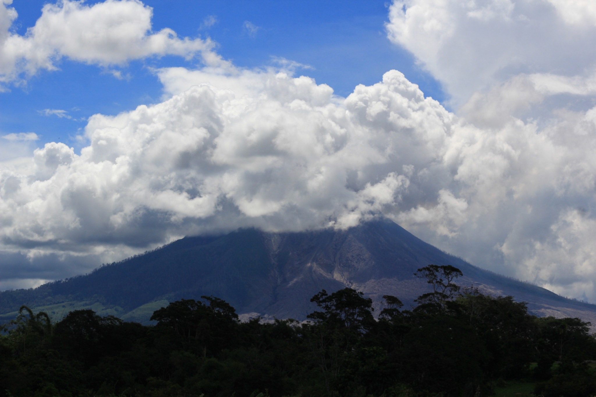 Gunung Sinabung Kembali Erupsi dengan Ketinggian Kolom Abu 5.000 Meter