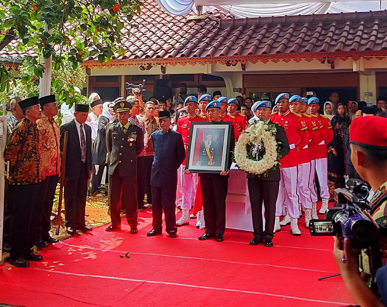 Proses pengangkatan peti jenazah Habibie