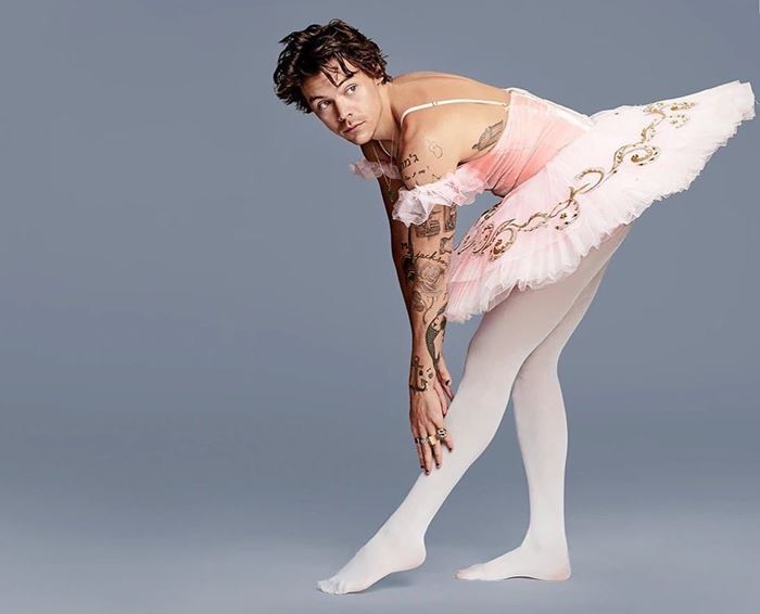 Pakai Rok Tutu Ballerina, Harry Styles Bikin Heboh