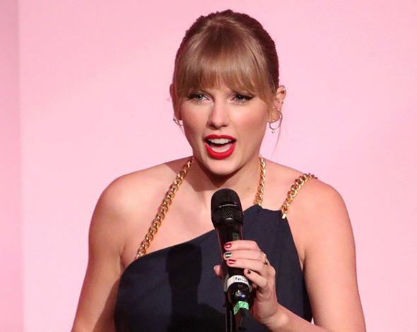 Dinobatkan Sebagai ''Woman of the Decade'', Taylor Swift Sebut Nama