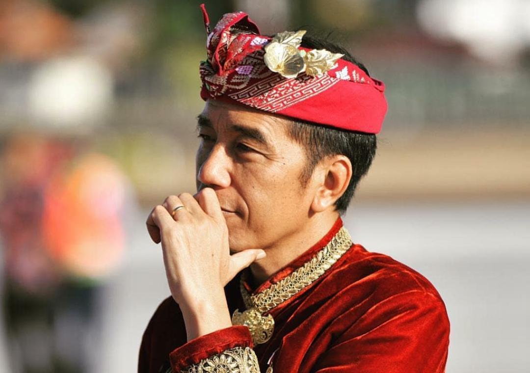 Netizen Julidin Foto Jokowi Seruput Kopi Pakai Tangan Kiri