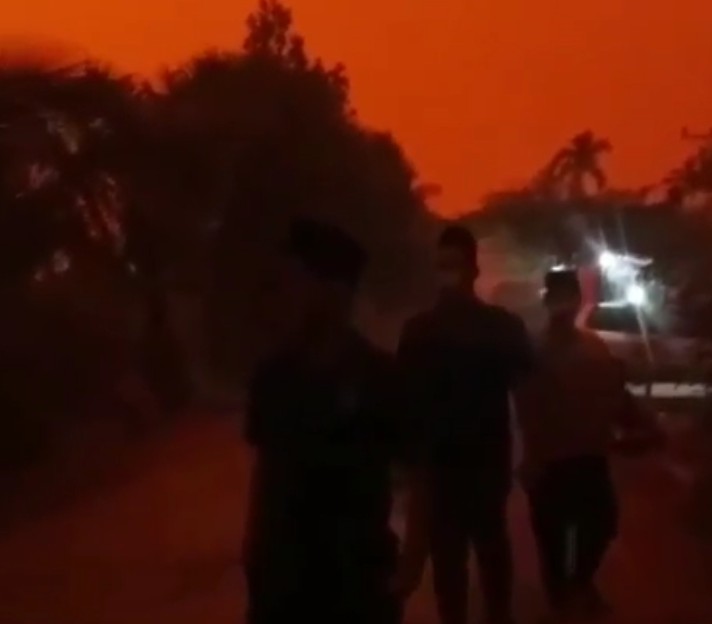 Kebakaran Hutan Masih Parah, Kota Jambi Diselimuti Kabut Asap Merah