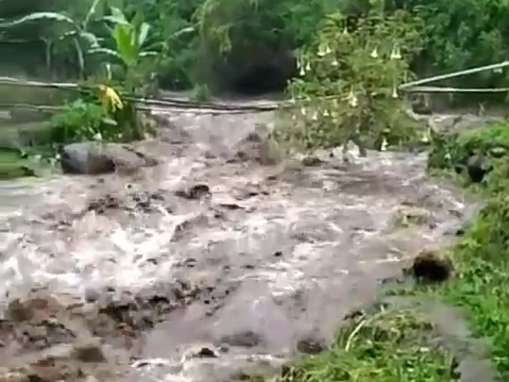 Usai Air Bah, Pemandian Air Panas Pacet Ditutup Sementara