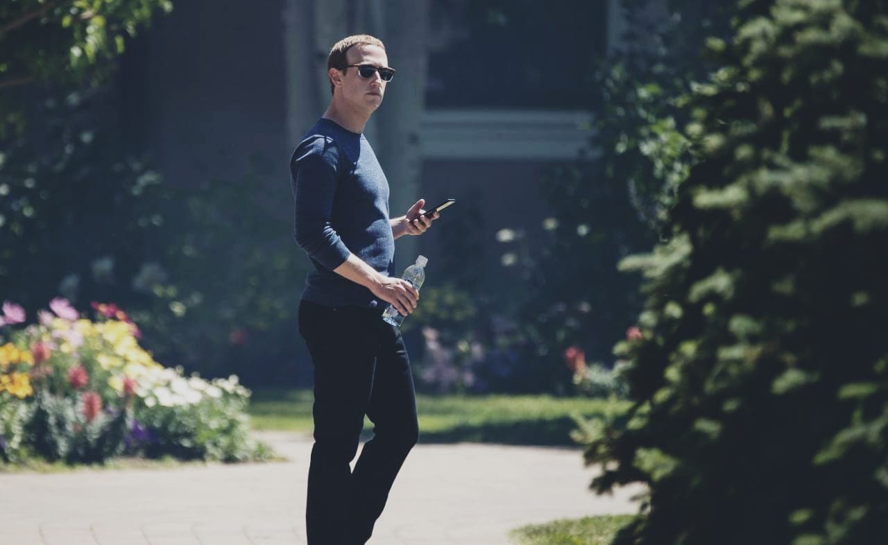 Tim Cook Kritik Facebook, Zuckerberg Perintahkan Karyawannya Pakai Android