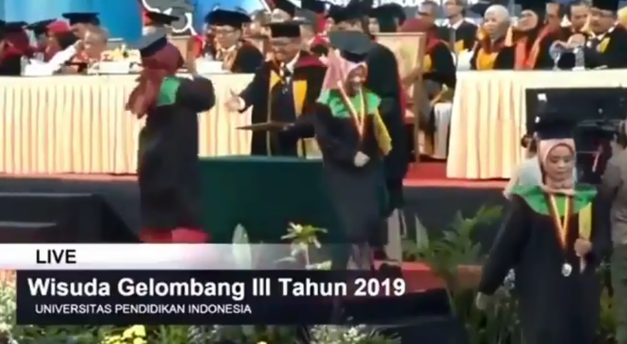 Mahasiswa Ini Joget Ala Blackpink Saat Prosesi Wisuda, Rektor UPI Ketawa