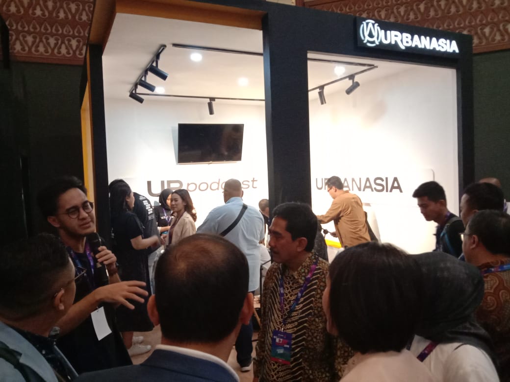 Dirjen IKP Kemkominfo dan Telkomsel Main ke Booth Urbanasia di The Next Dev Summit 2019