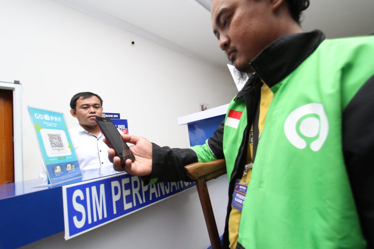Lebih Praktis, Urus SIM Kini Bisa Bayar Pakai GoPay