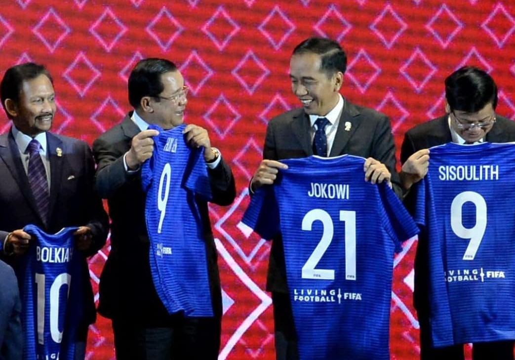 Kisah Jokowi yang Dihadiahi Jersey Nomor 21 oleh Presiden FIFA