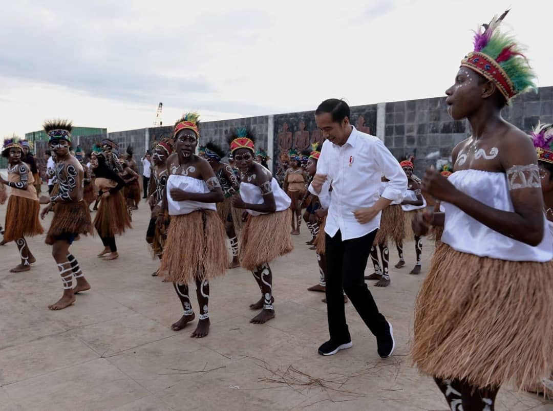 Kunjungi Papua, Jokowi Joget Tarian Seka Bersama Warga Kaimana