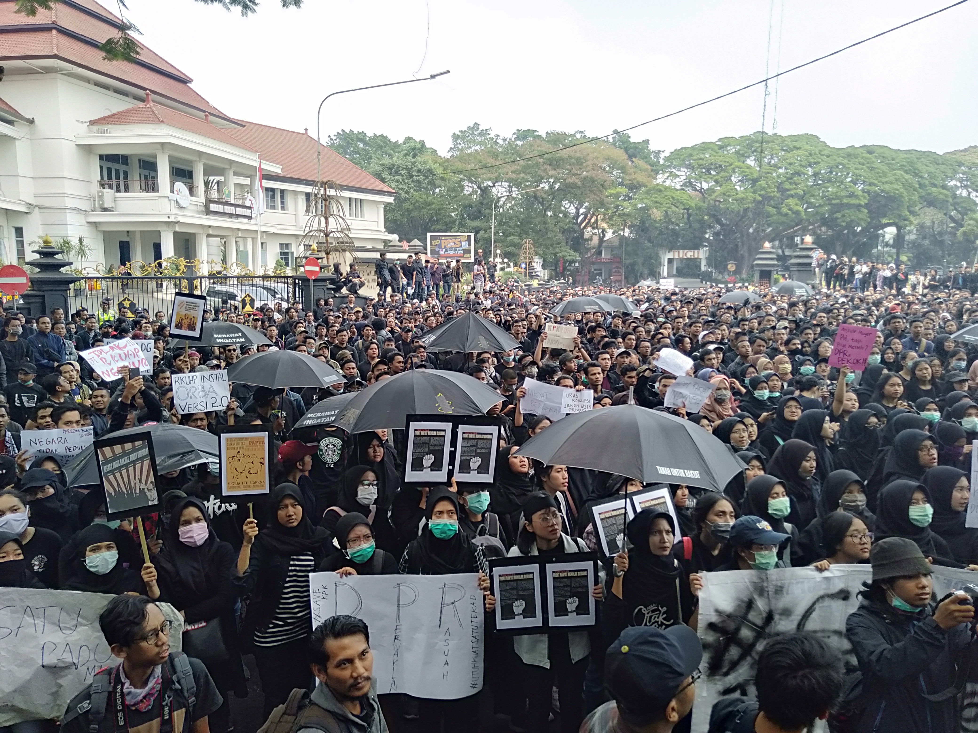 Ribuan Mahasiswa Malang Demo Di Depan Gedung DPRD