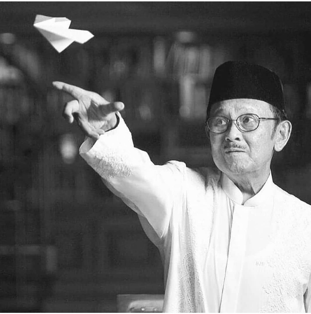 Bj Habibie Meninggal Tiga Artis Ini Ucapkan Belasungkawa