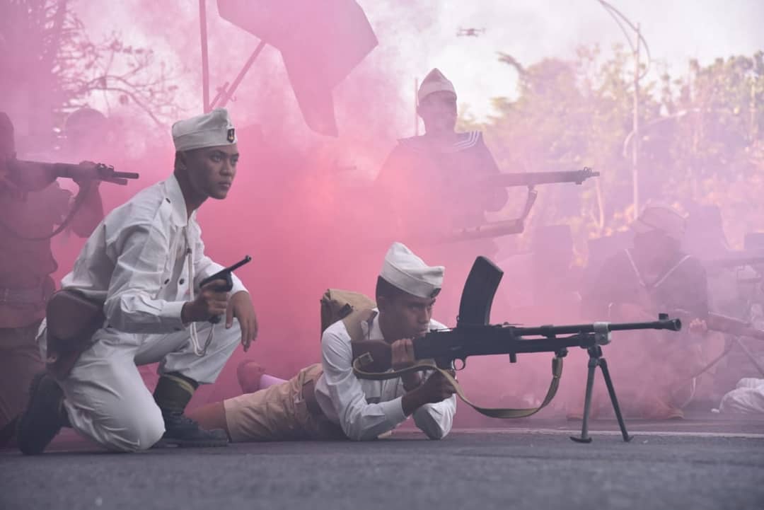 Bangkitkan Kembali Pertempuran 10 November Lewat Aksi Teatrikal di Parade Surabaya Juang