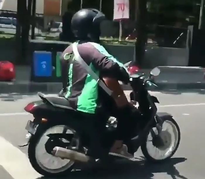 Aksi Ojol Nyetir Motor Sambil Main Gitar di Surabaya Viral, Ini Reaksi Netizen