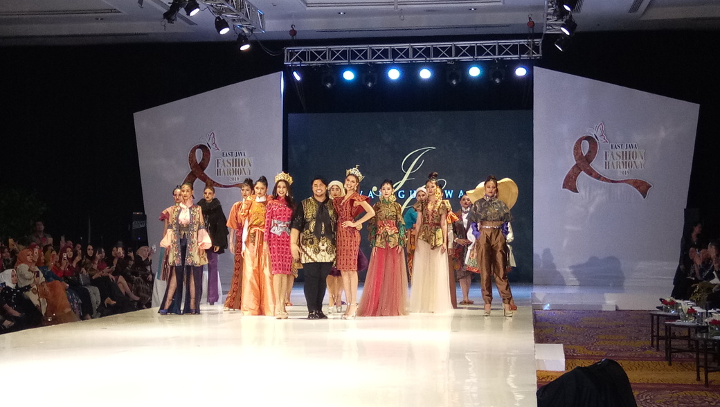 Mewahnya Kreasi Batik dan Tenun Jatim Karya Ivan Gunawan di East Java Fashion Harmony 2019 