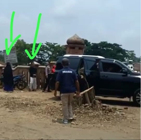 Terlihat Ingin Salaman, Ini Ekspresi dan Pose Dua Pelaku Sebelum Serang Wiranto