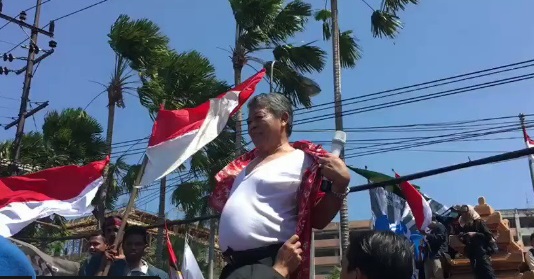Ketua DPRD Jatim Lepas Baju Sebagai Aksi Tolak RUU KUHP dan UU KPK