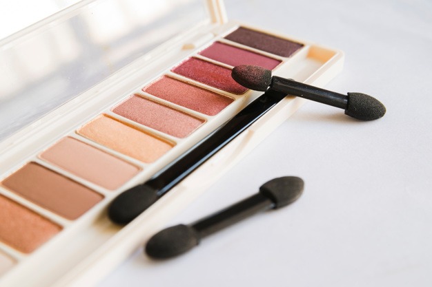 Cara Tampil Cantik dengan Eyeshadow Warna Terang Ala MUA Vivi Thalib