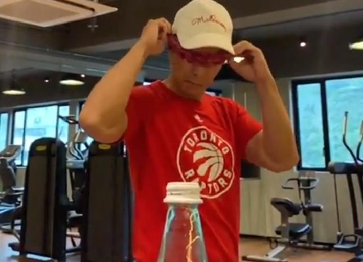 Donnie Yen Taklukkan 'Bottle Cap Challenge' dengan Mata Tertutup