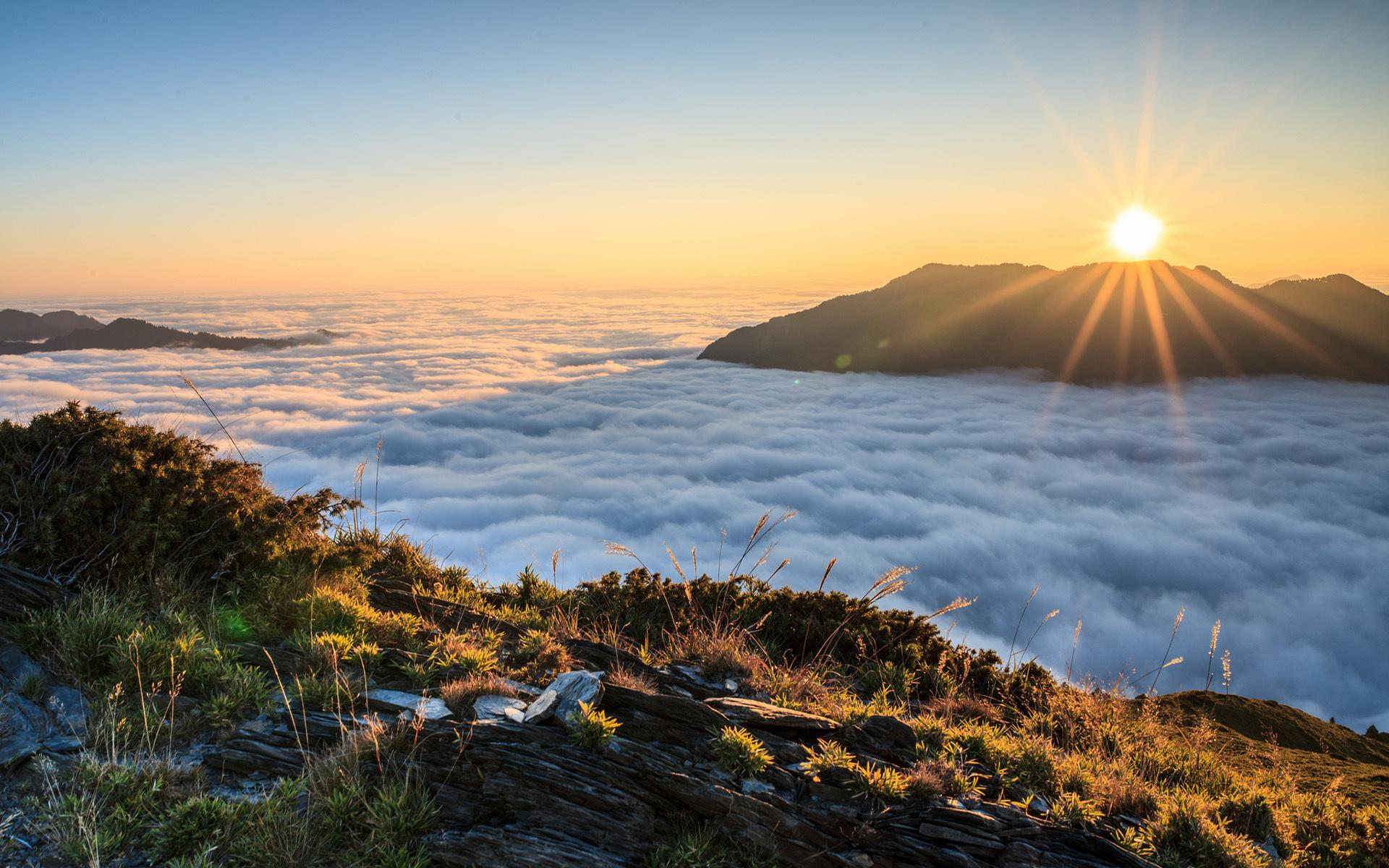 5 Destinasi Negeri di Atas Awan yang Cocok untuk Lepaskan Penat 