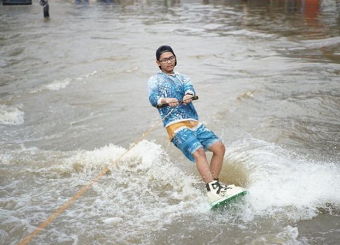 Samarinda Banjir, Remaja Ini Lakukan Wakeboarding di Jalanan