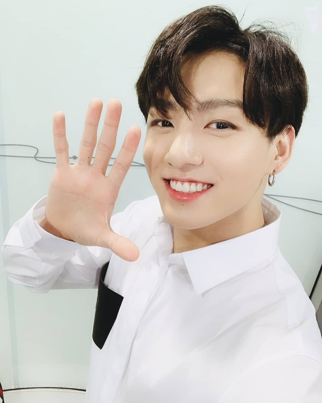 Dirumorkan Kencan dengan Jungkook, Seniman Tato Ini Langsung Buka Suara