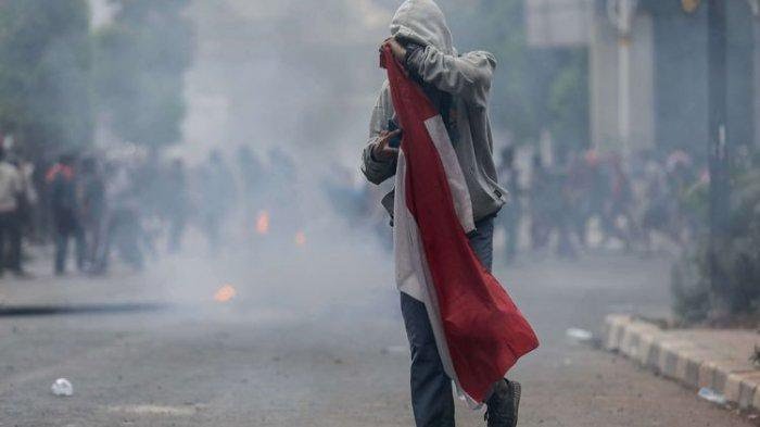 Luthfi sang pembawa bendera demo.jpg