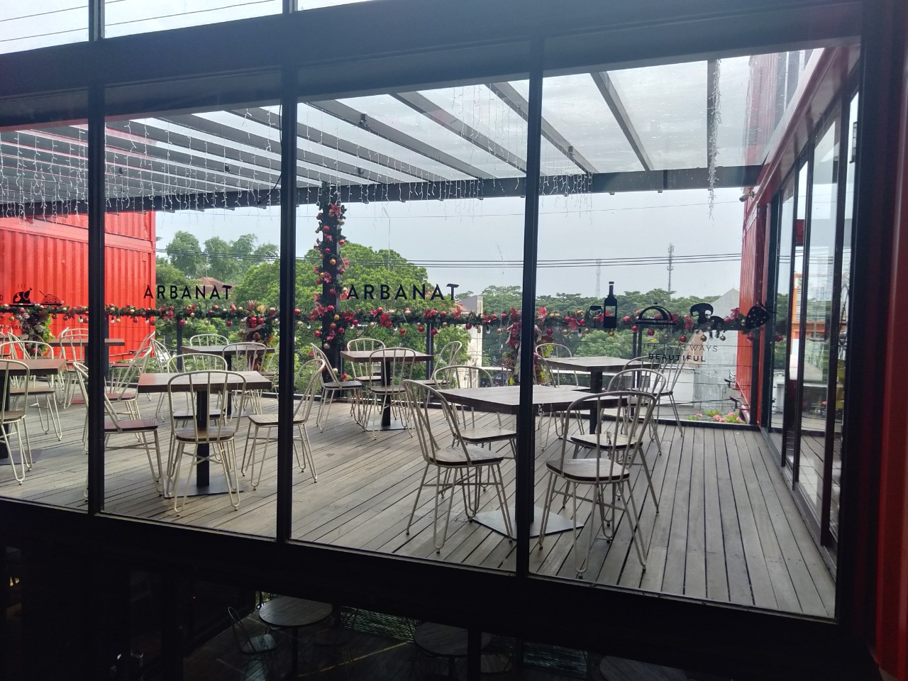 Menikmati Dekorasi Natal yang Instagramable di Cafe the Arbanat Malang