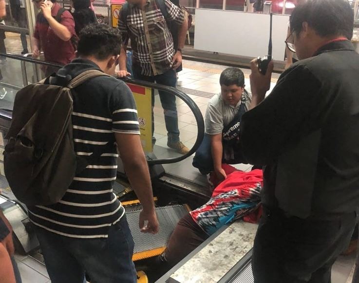 Warga kecewa eskalator LRT Bandara SMB II rusak, harus dorong koper manual