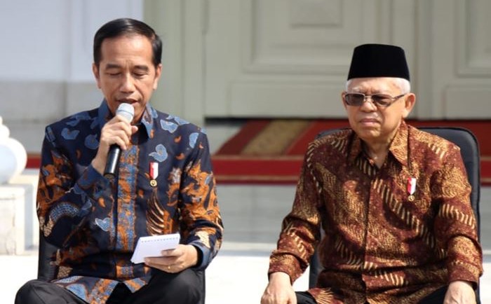 Kocak, Gaya Duduk Jokowi Jadi Sorotan, Netizen Bikin #ChallengeDudukSilang