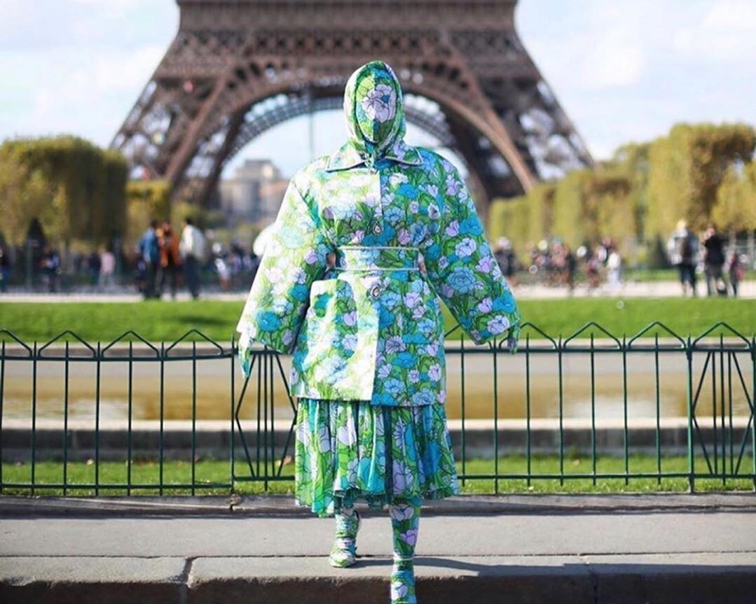 Unik! Cardi B Memakai Baju Tertutup dari Kepala Sampai Kaki di Paris Fashion Week