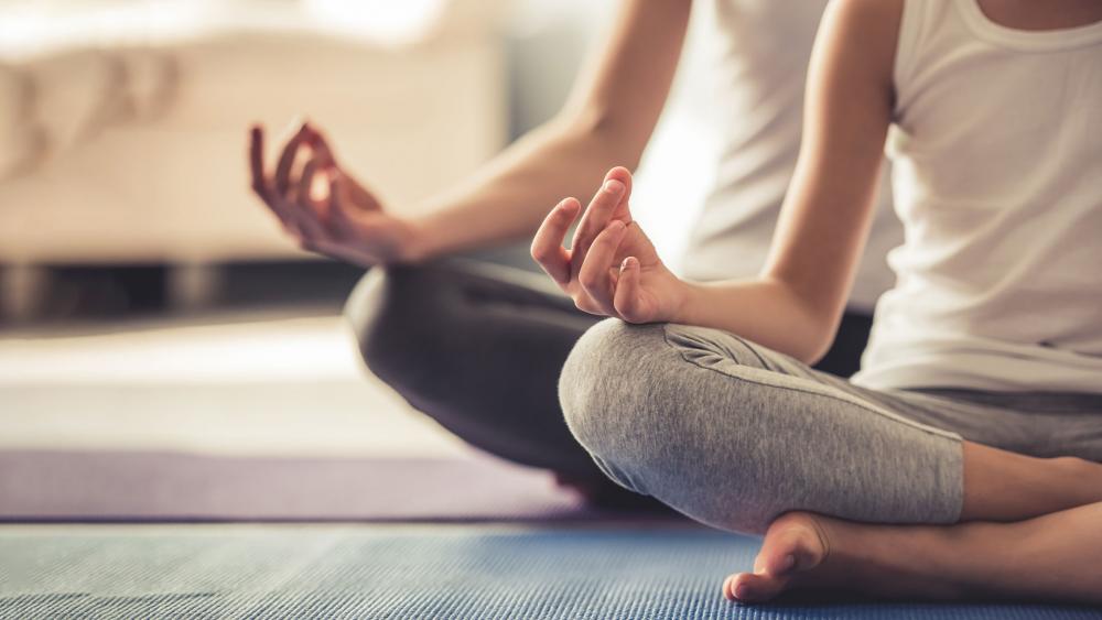 5 Pose Yoga Sederhana yang Bikin Badan Makin Bugar