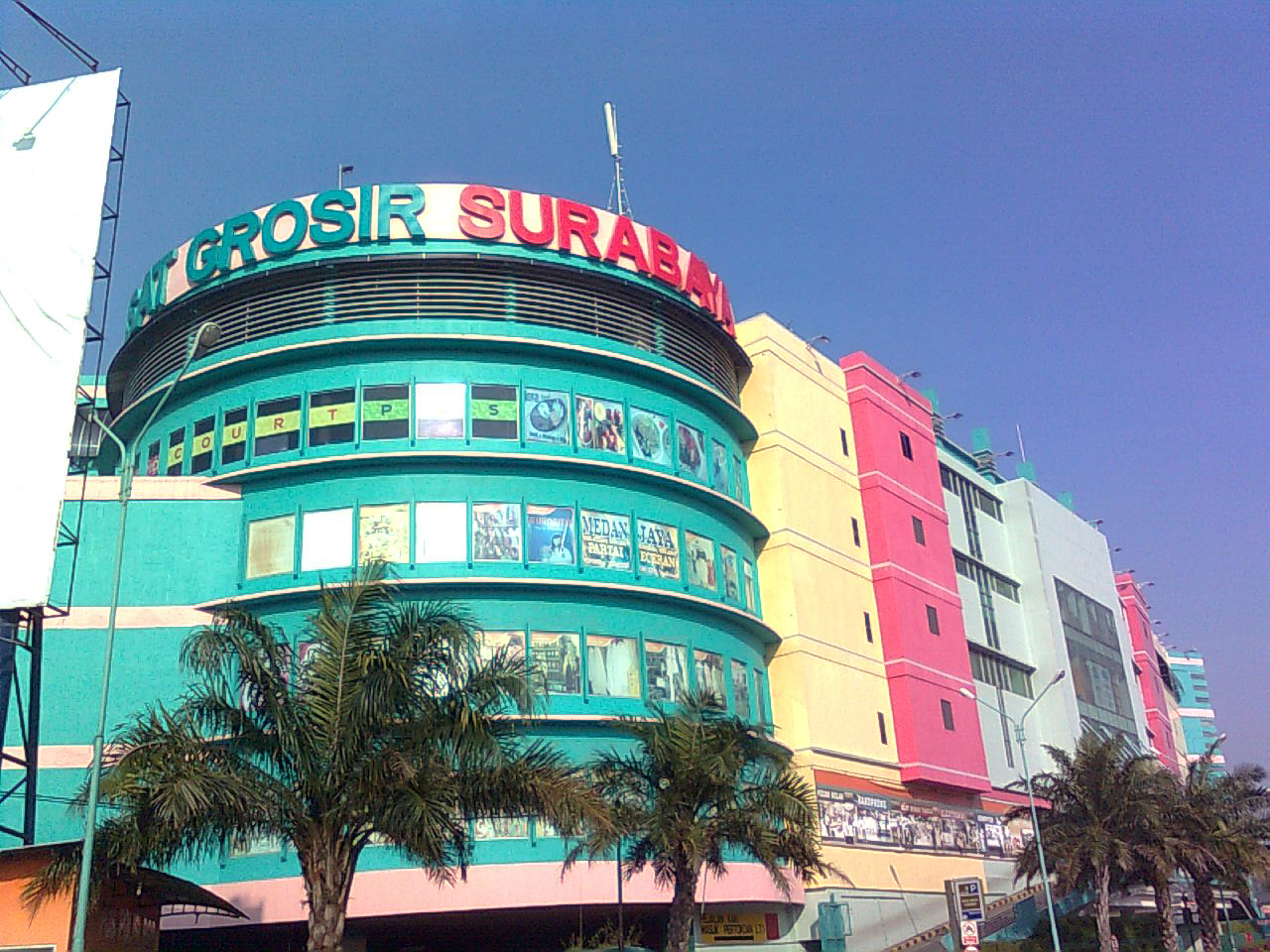 Mulai Pasar hingga Mall, Ini Rekomendasi Belanja untuk Hijabers di Surabaya