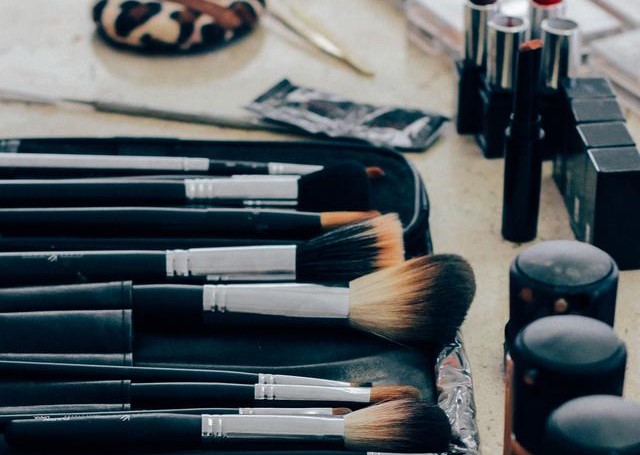 5 Bahaya Menggunakan Alat Makeup yang Kotor