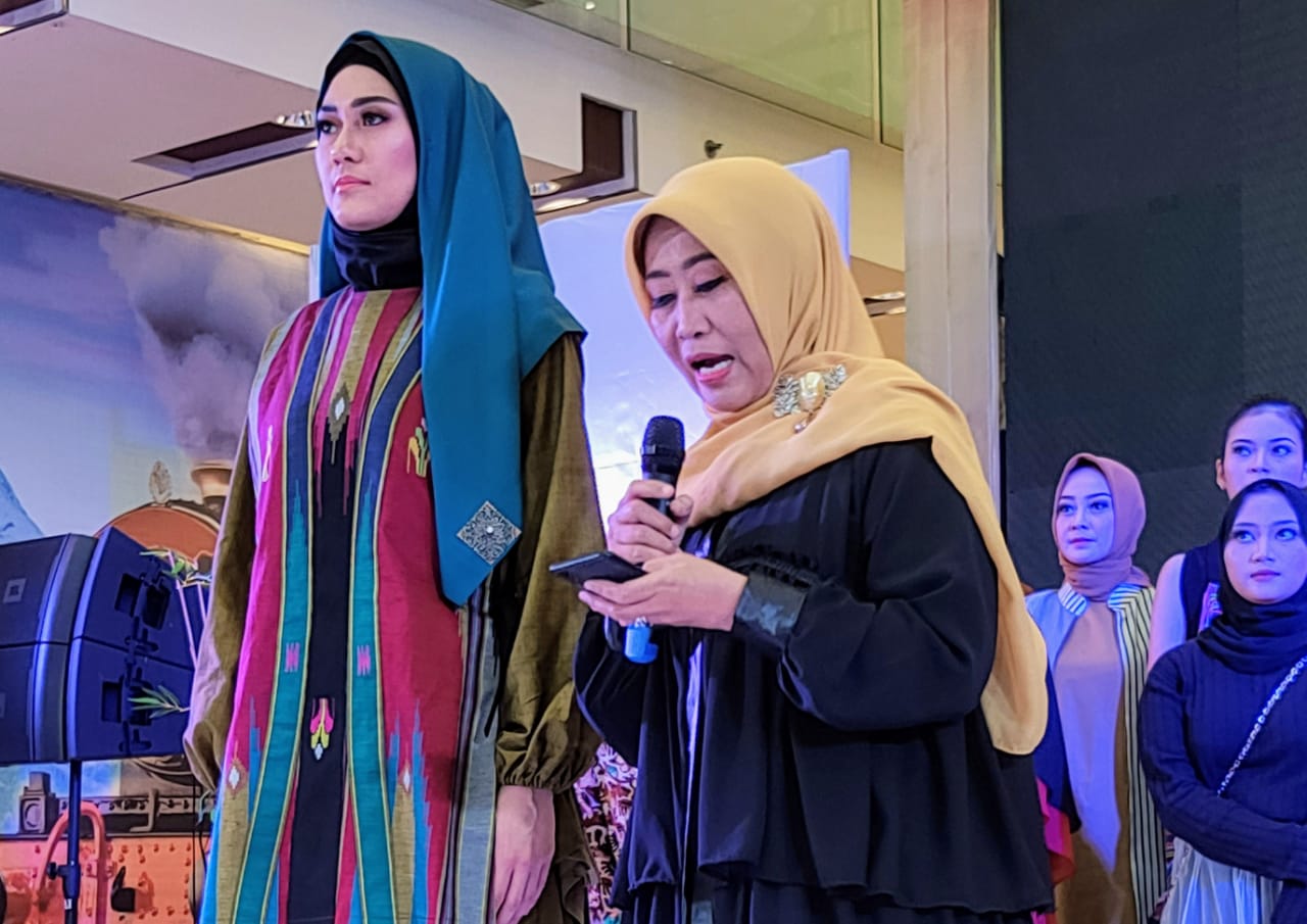 Angkat Songket Ancak Lamongan, Desainer Titin Sudarsa Ingin Satukan Wanita Indonesia Lewat Fashion