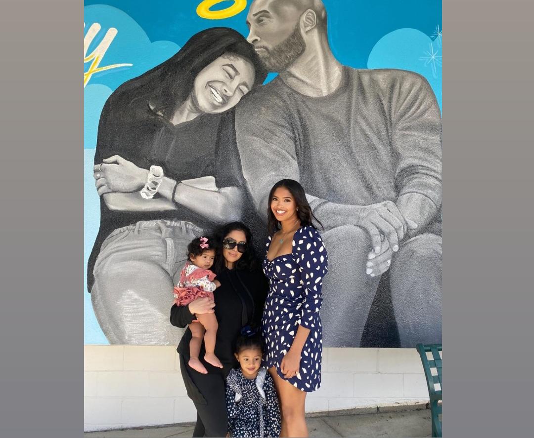 Lepas Rindu, Vanessa Bryant Pose Bareng 3 Anaknya di Depan Mural Kobe Bryant - Gigi